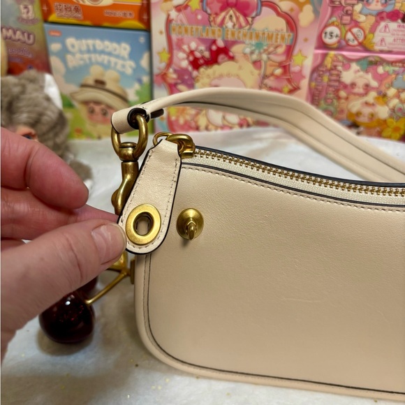 Beautiful Coach Limited Edition Swinger Bag
PLUS Coach Cherries Keychain!๐ - Picture 9 of 16